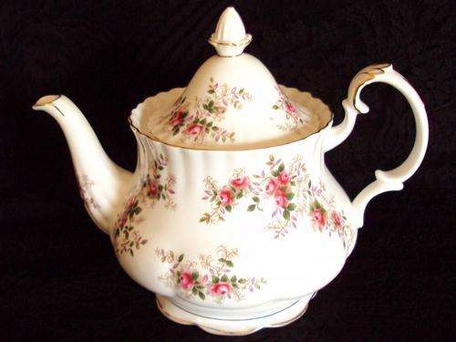 ROYAL ALBERT LARGE LAVENDER ROSE TEAPOT