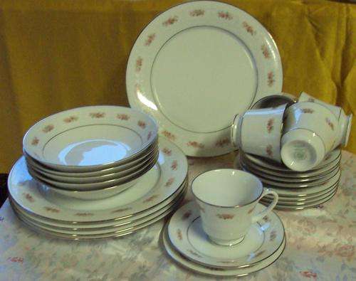 NORITAKE DINNER/TEA SET