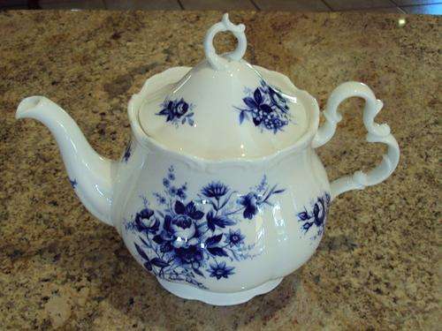 A MAGNIFICENT ROYAL ALBERT CONNOISSEUR TEAPOT