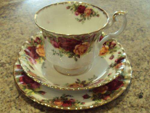 ROYAL ALBERT OLD COUNTRY ROSES