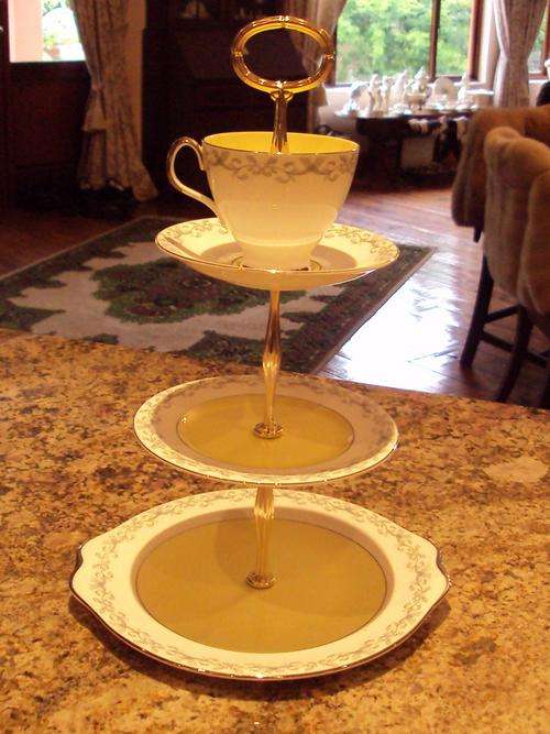 ROYAL ALBERT CUPCAKE STAND