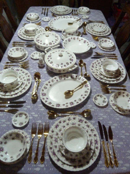 ROYAL ALBERT SWEET VIOLET DINNER SERVICE