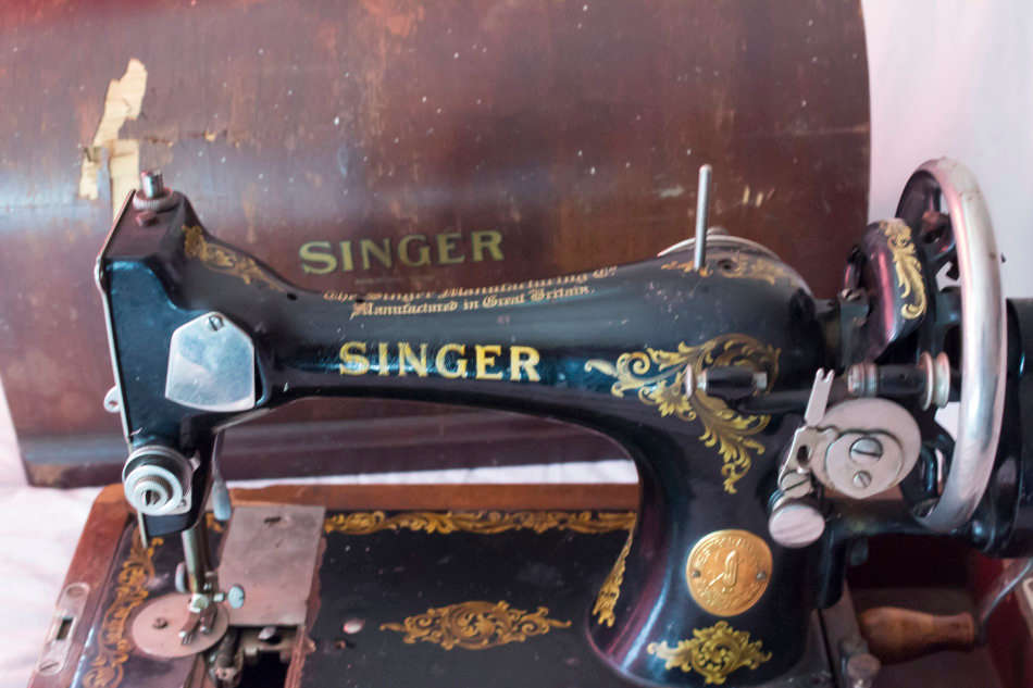 Vintage Singer Sewing Machine with Case