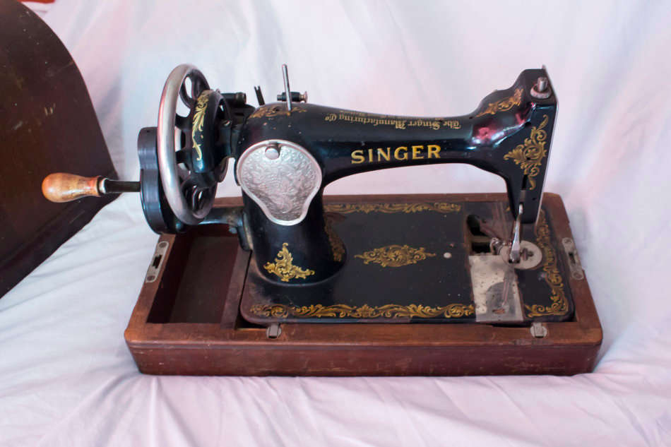 Vintage Singer Sewing Machine with Case