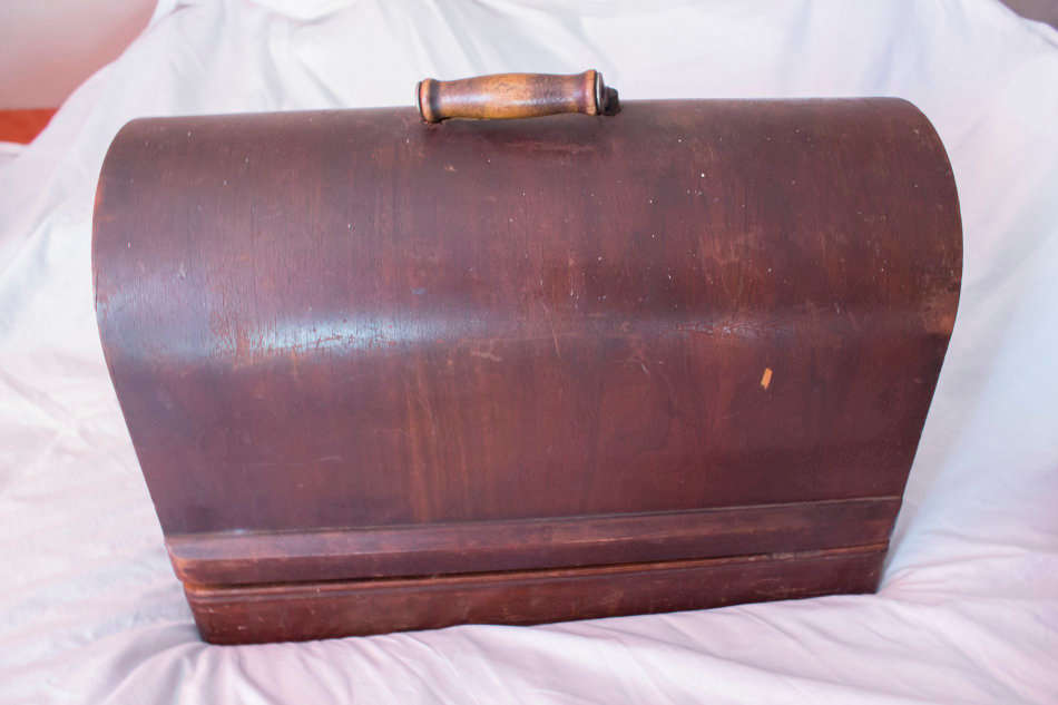 Vintage Singer Sewing Machine with Case