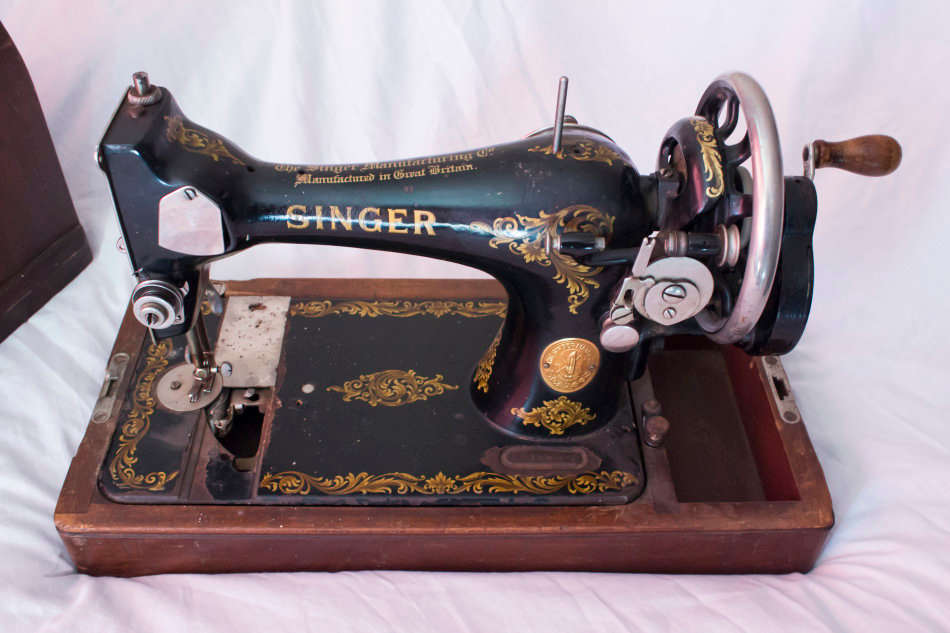 Vintage Singer Sewing Machine with Case