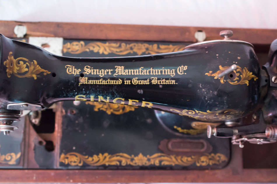 Vintage Singer Sewing Machine with Case