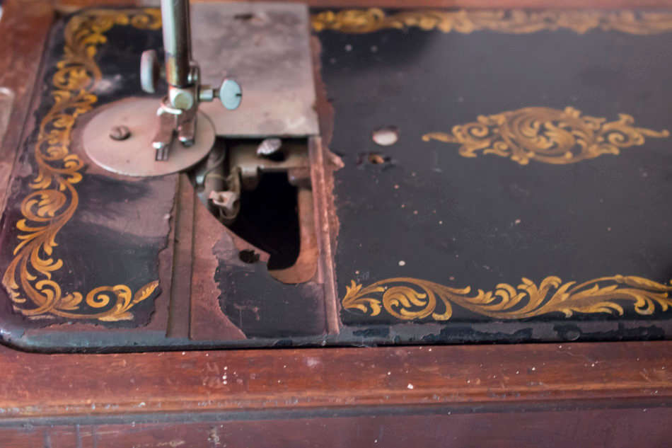 Vintage Singer Sewing Machine with Case