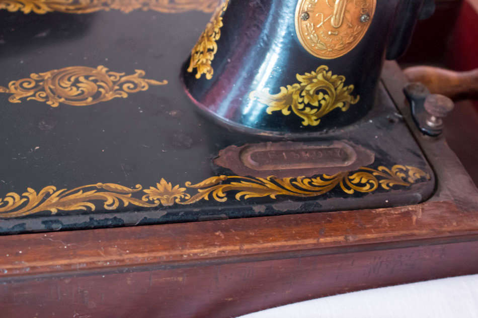 Vintage Singer Sewing Machine with Case