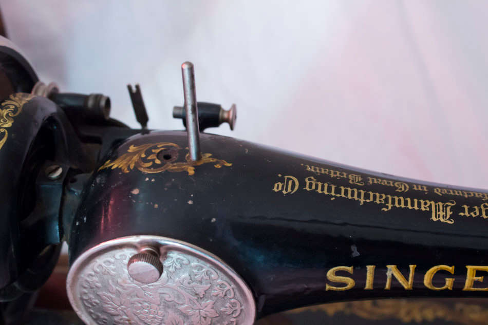 Vintage Singer Sewing Machine with Case