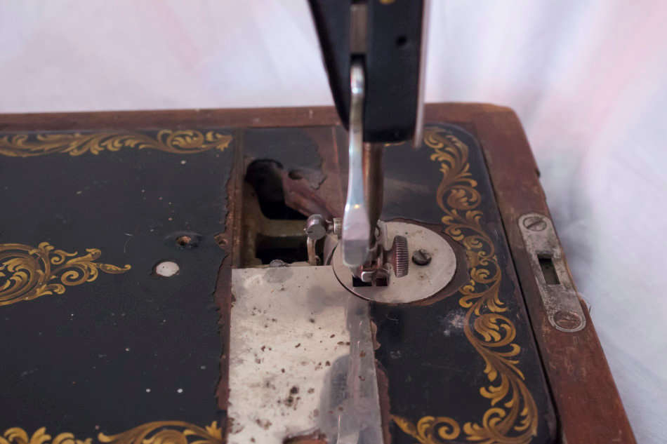 Vintage Singer Sewing Machine with Case