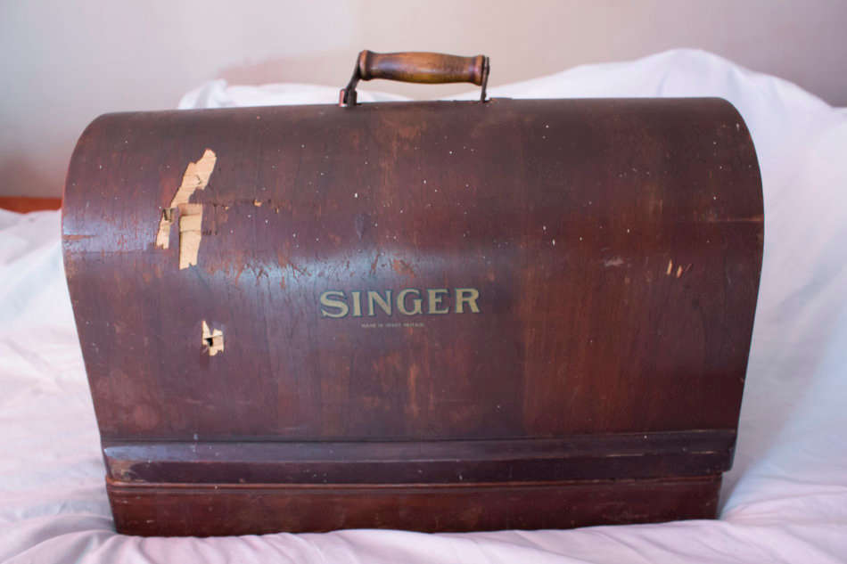 Vintage Singer Sewing Machine with Case