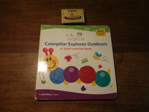 Baby einstein - Caterpillar explores outdoors - a touch and feel book (hard board book)