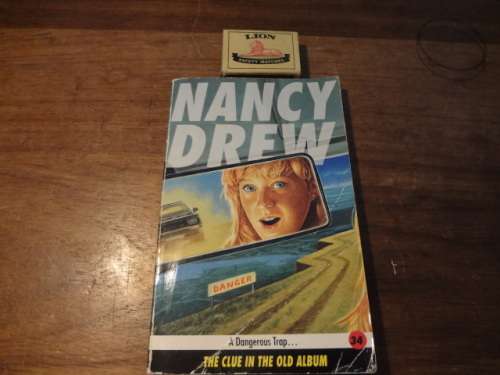 Nancy Drew - The Clue in the Old Album by Carolyn Keene (soft cover)