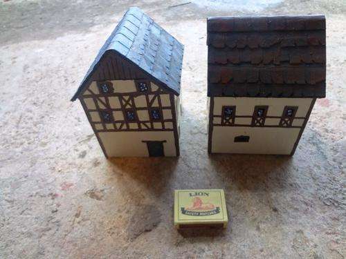 28mm warhammer / warhammer  - terrain / scenery- double-storey house - red or blue roof - A+ painted