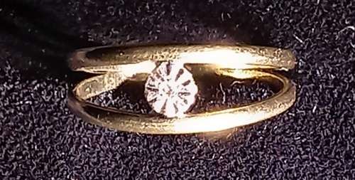 9ct Yellow Gold Split Band Ring with Sparkly Small Diamond Set in White Gold