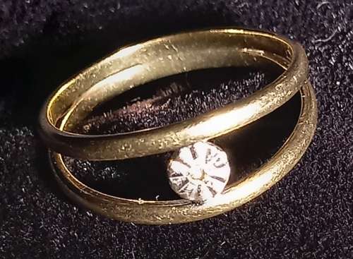 9ct Yellow Gold Split Band Ring with Sparkly Small Diamond Set in White Gold