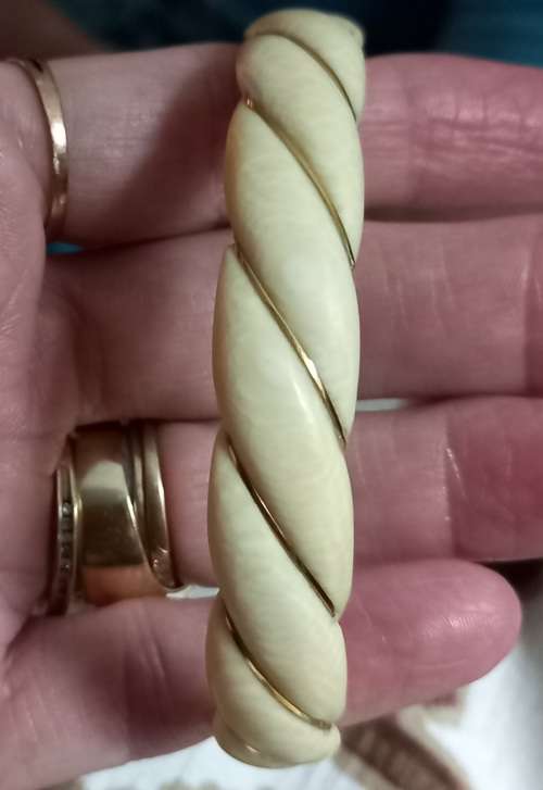 Vintage 14ct Wire Ivory Twist Bangle