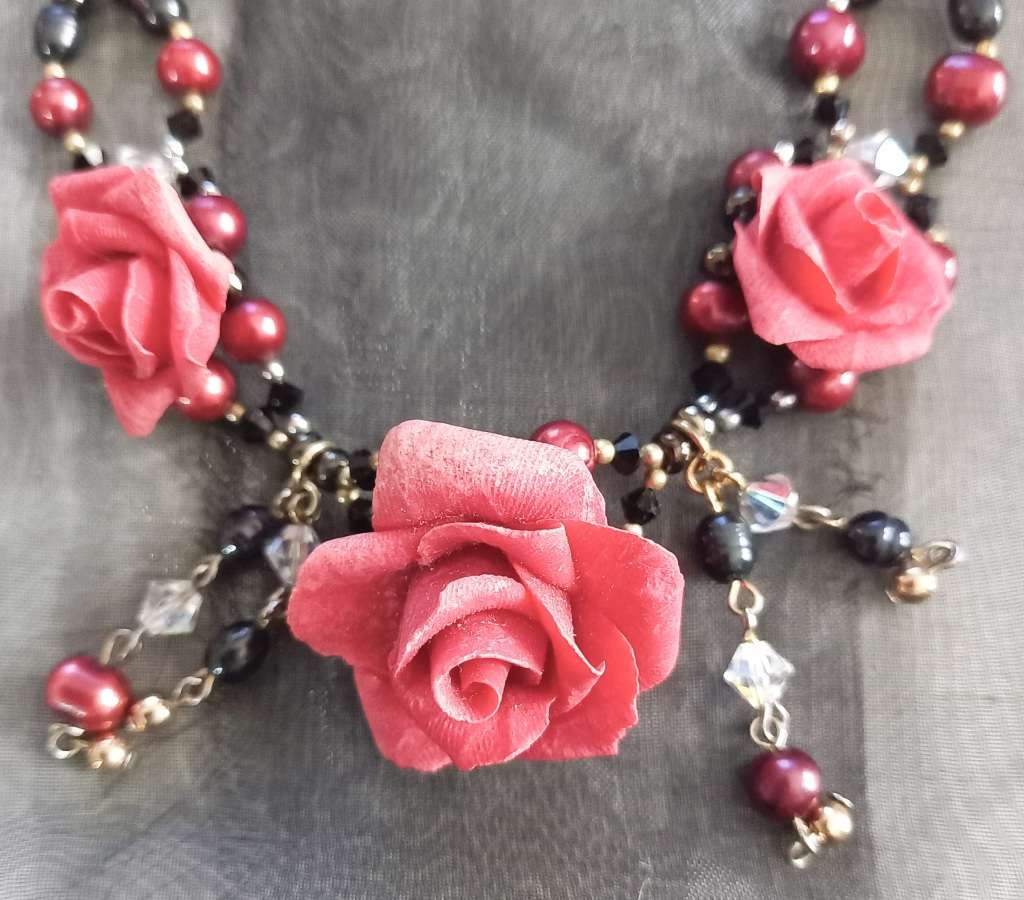 Vintage Pretty Wine Red and Near Black Freshwater Pearl Necklace with Roses