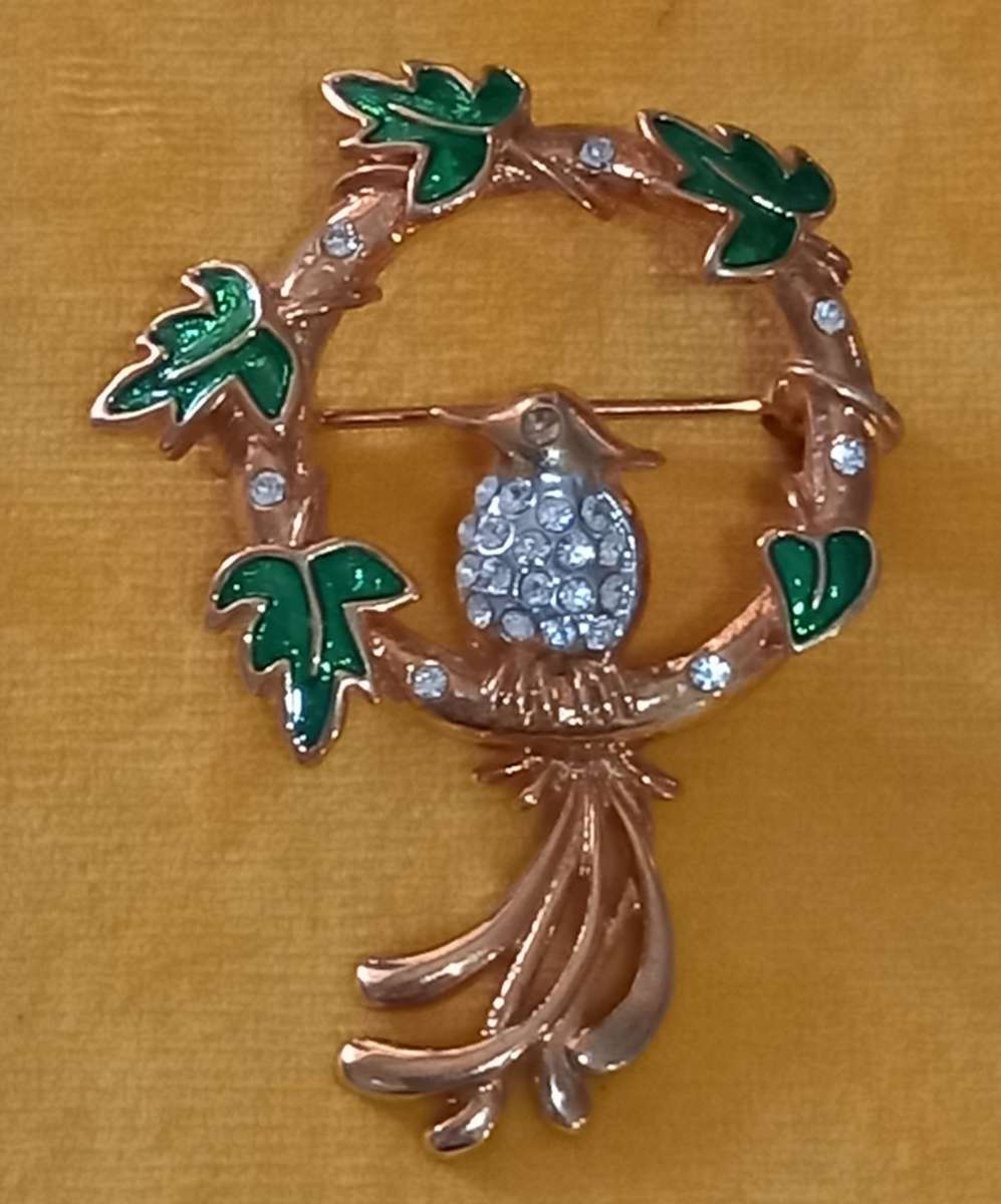 Vintage Gold Tone Bird Wreath Brooch with Sparkly Rhinestones