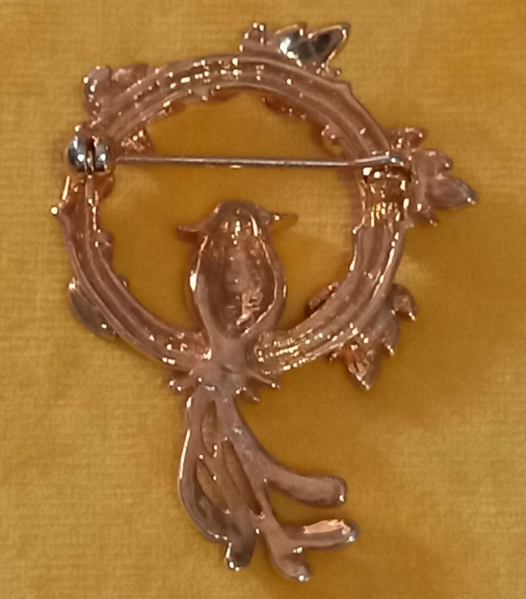 Vintage Gold Tone Bird Wreath Brooch with Sparkly Rhinestones