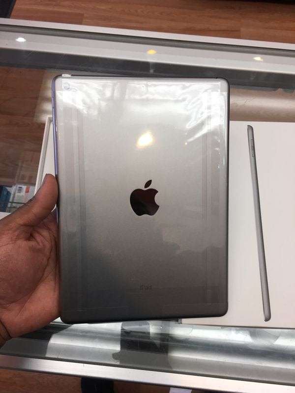 IPAD 9.7-INCH (128GB, WI-FI + CELLULAR, SILVER) 2017 MODEL BRAND NEW