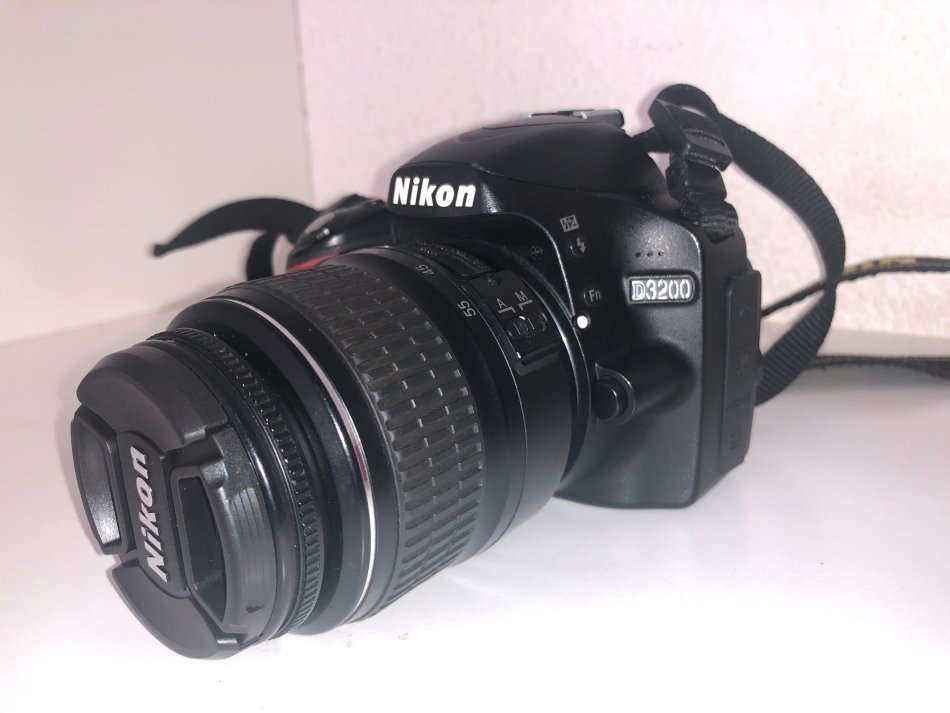 Nikon D3200 24.2PM DSLR Camera with 18-55mm IN EXCELLENT CONDITION. WITH CARRY BAG