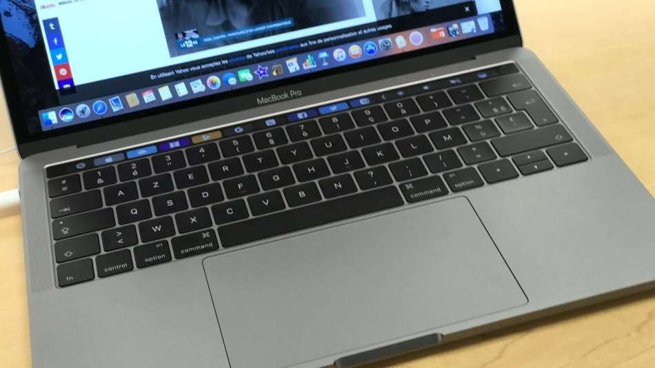 MACBOOK PRO 13" TOUCH BAR RETINA 2016 , CORE I5 , 8GB RAM , 256GB SSD,INTEL IRIS GRAPHICS 550