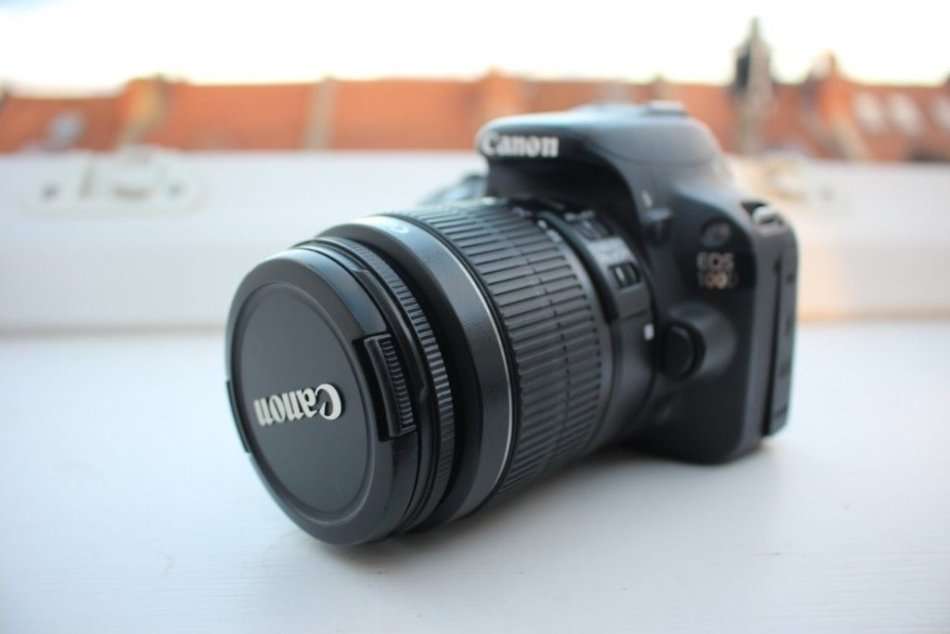 CANON 100D IN EXCELLENT CONDITION WITH 18-55MM LENS , 8GB MEMORY CARD AND SHOULDER BAG