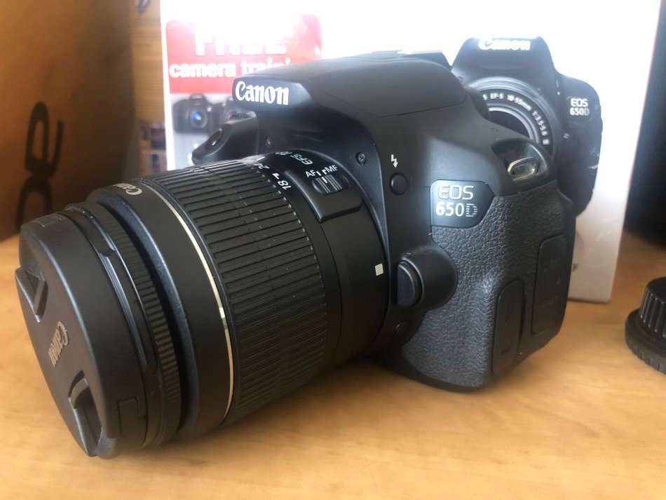 CANON EOS 650D IN BRAND NEW CONDITION WITH 18-55MM ZOOM LENS , COMING IN THE BOX WITH 64GB SD CARD