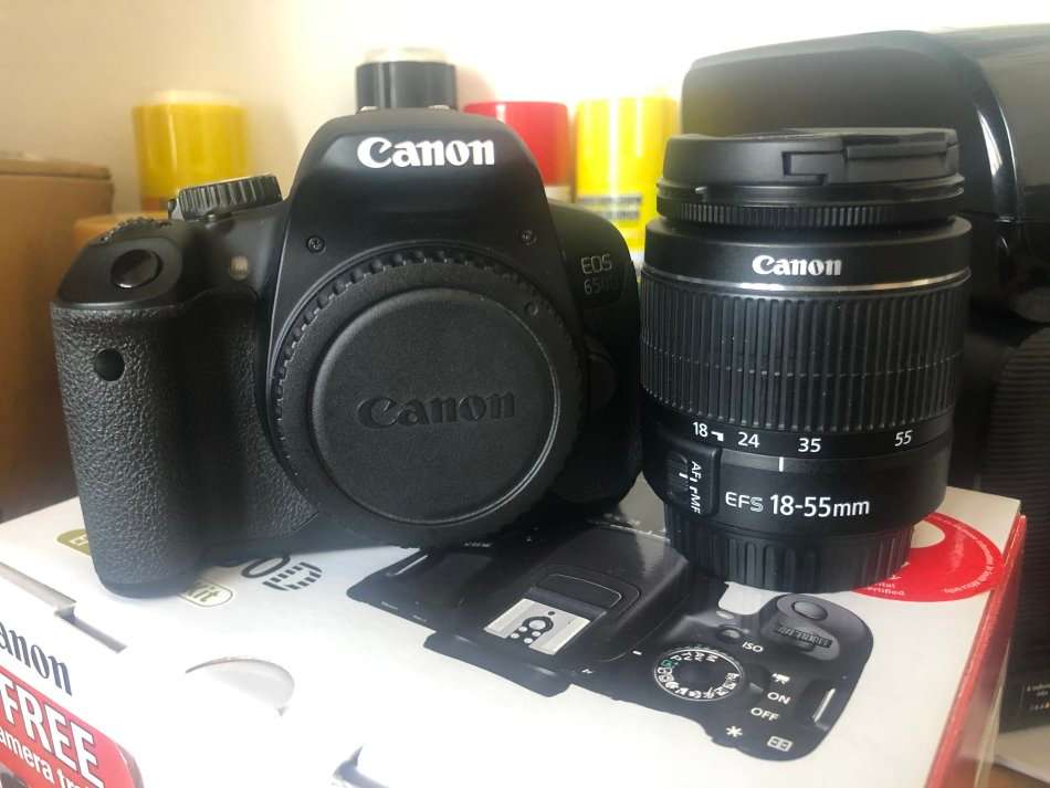 CANON EOS 650D IN BRAND NEW CONDITION WITH 18-55MM ZOOM LENS , COMING IN THE BOX WITH 64GB SD CARD