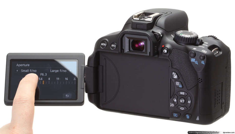 CANON EOS 650D IN BRAND NEW CONDITION WITH 18-55MM ZOOM LENS , COMING IN THE BOX WITH 64GB SD CARD