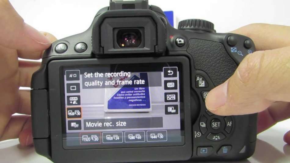 CANON EOS 650D IN BRAND NEW CONDITION WITH 18-55MM ZOOM LENS , COMING IN THE BOX WITH 64GB SD CARD