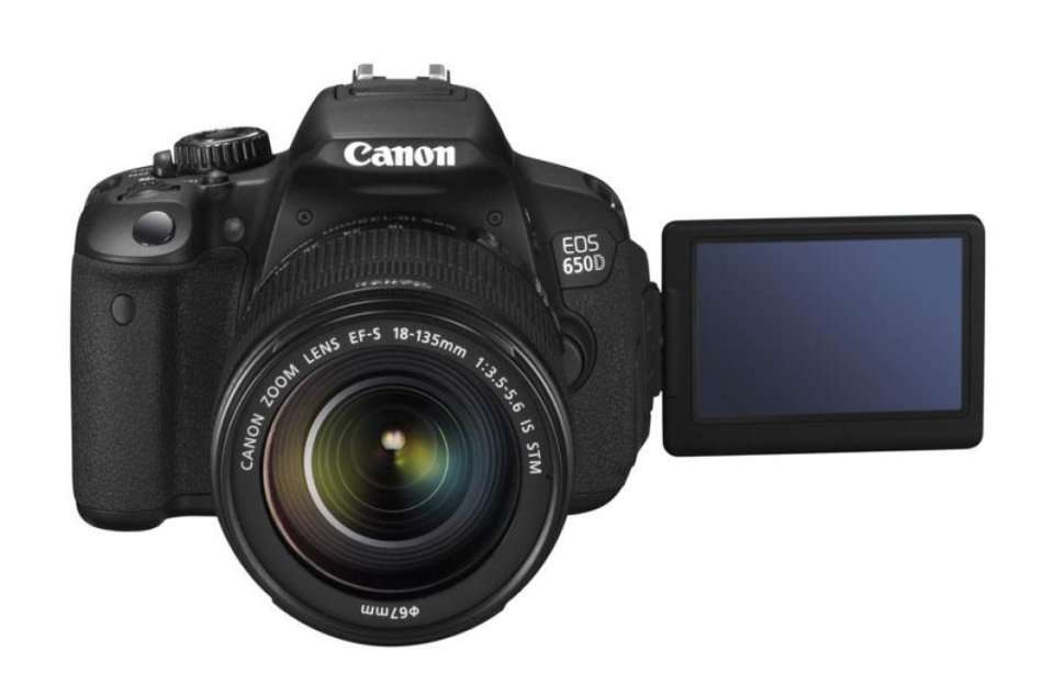 CANON EOS 650D IN BRAND NEW CONDITION WITH 18-55MM ZOOM LENS , COMING IN THE BOX WITH 64GB SD CARD