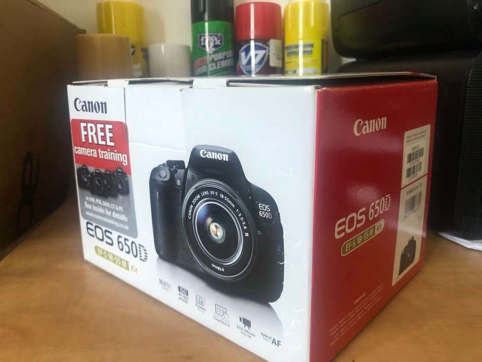 CANON EOS 650D IN BRAND NEW CONDITION WITH 18-55MM ZOOM LENS , COMING IN THE BOX WITH 64GB SD CARD