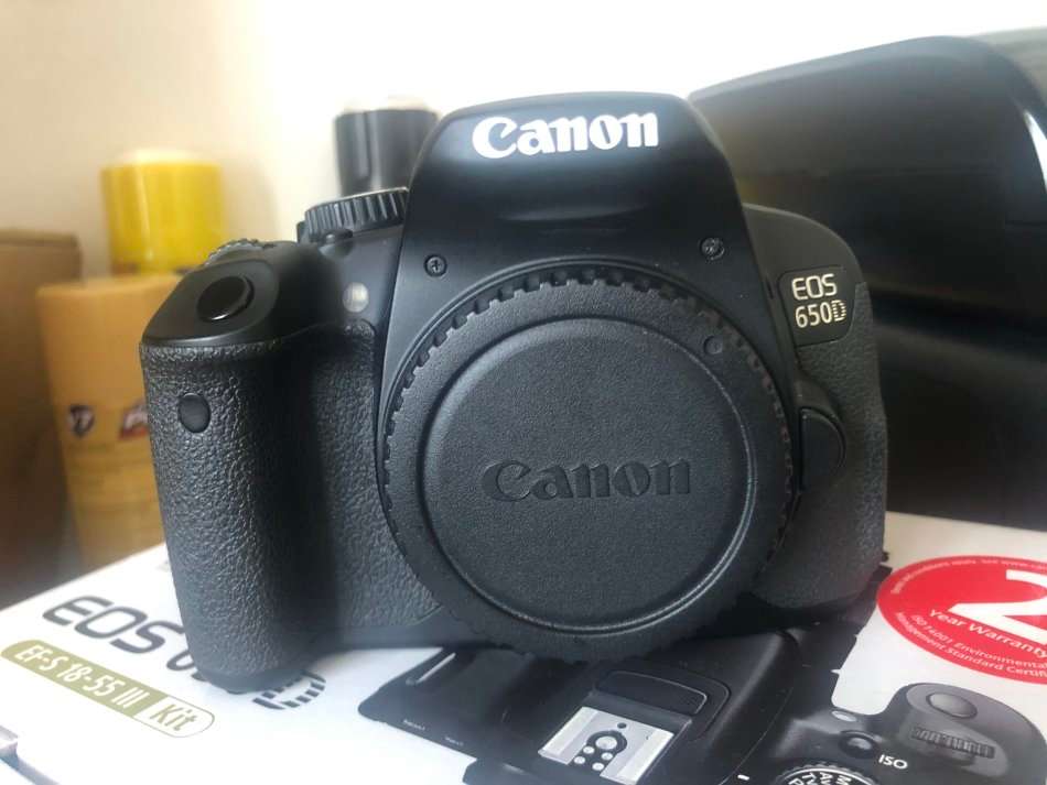 CANON EOS 650D IN BRAND NEW CONDITION WITH 18-55MM ZOOM LENS , COMING IN THE BOX WITH 64GB SD CARD