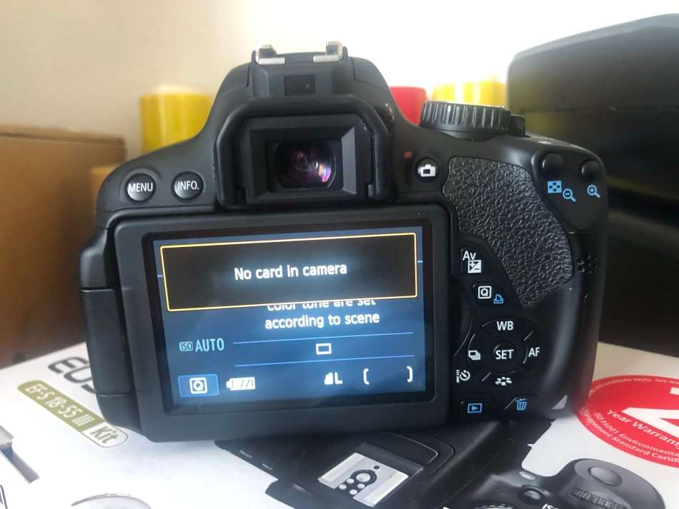 CANON EOS 650D IN BRAND NEW CONDITION WITH 18-55MM ZOOM LENS , COMING IN THE BOX WITH 64GB SD CARD