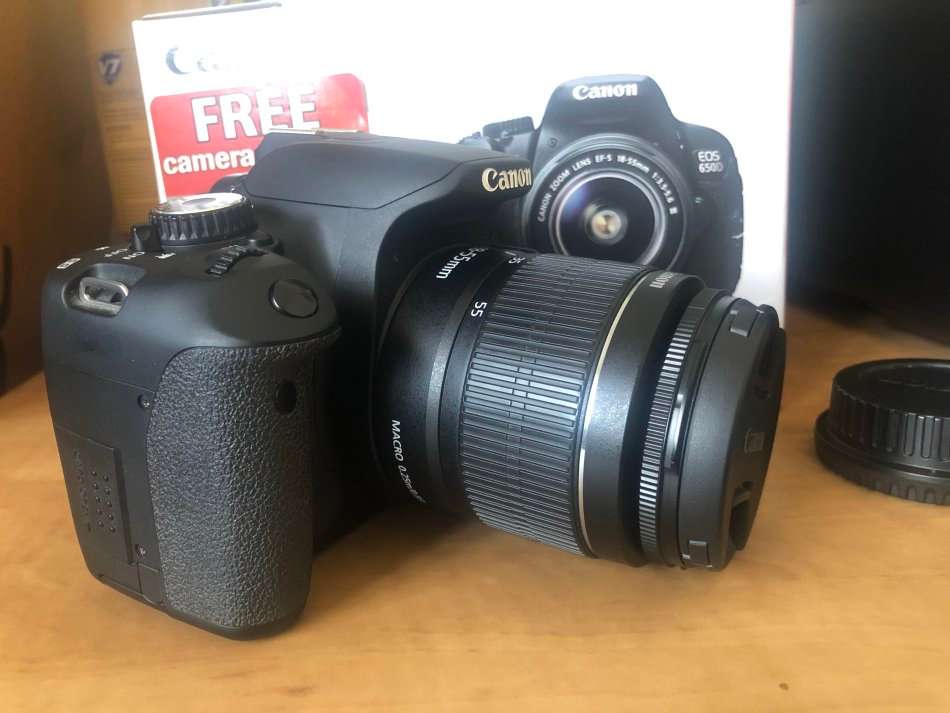CANON EOS 650D IN BRAND NEW CONDITION WITH 18-55MM ZOOM LENS , COMING IN THE BOX WITH 64GB SD CARD
