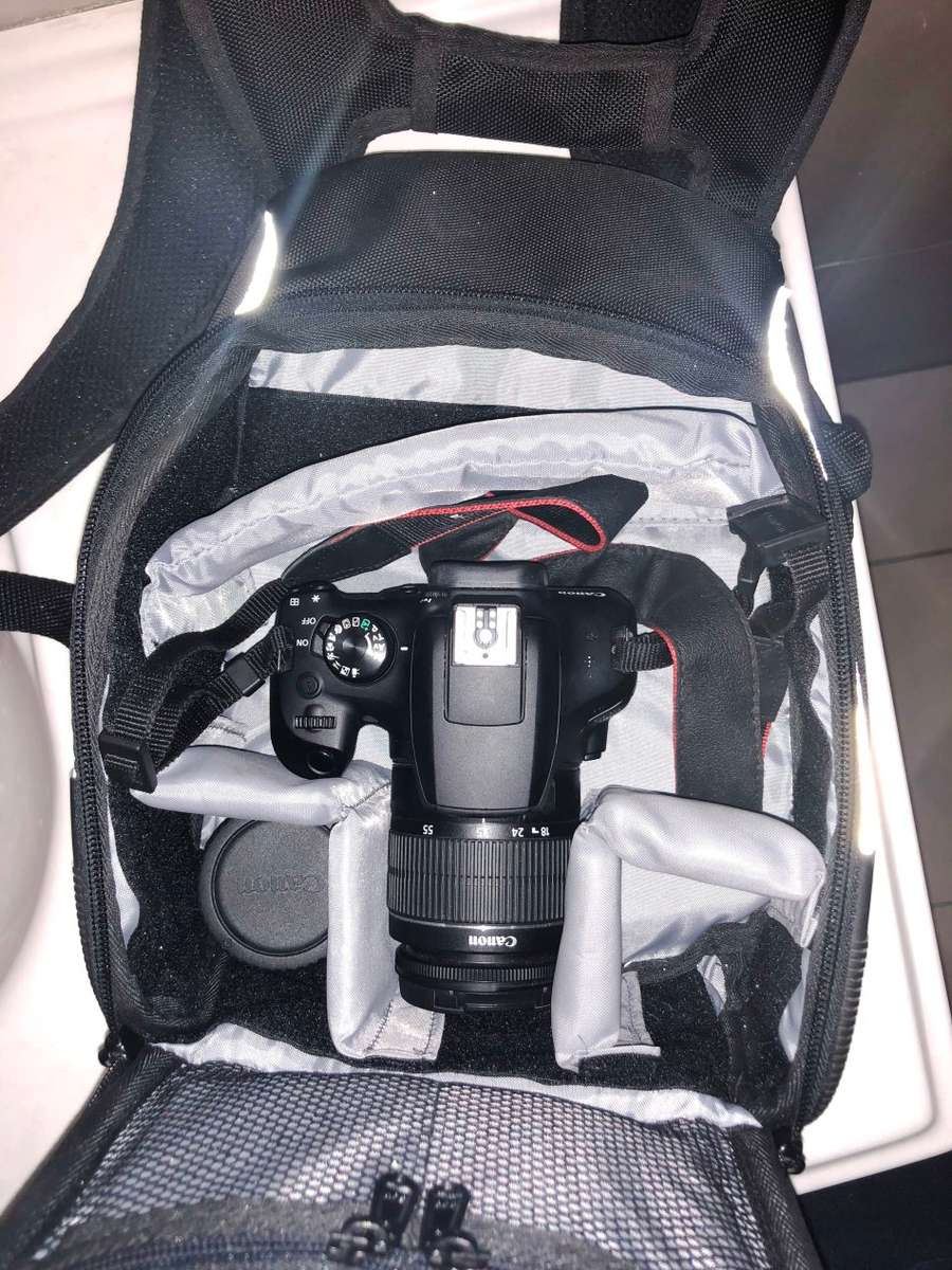 Canon EOS 1300D with CANON 18-55MM in EXCELLENT CONDITION WITH CANON CAMERA BAG