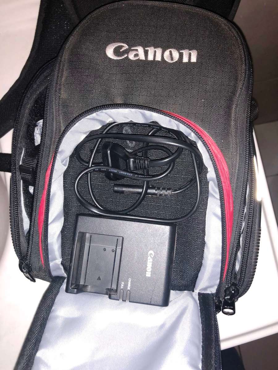 Canon EOS 1300D with CANON 18-55MM in EXCELLENT CONDITION WITH CANON CAMERA BAG