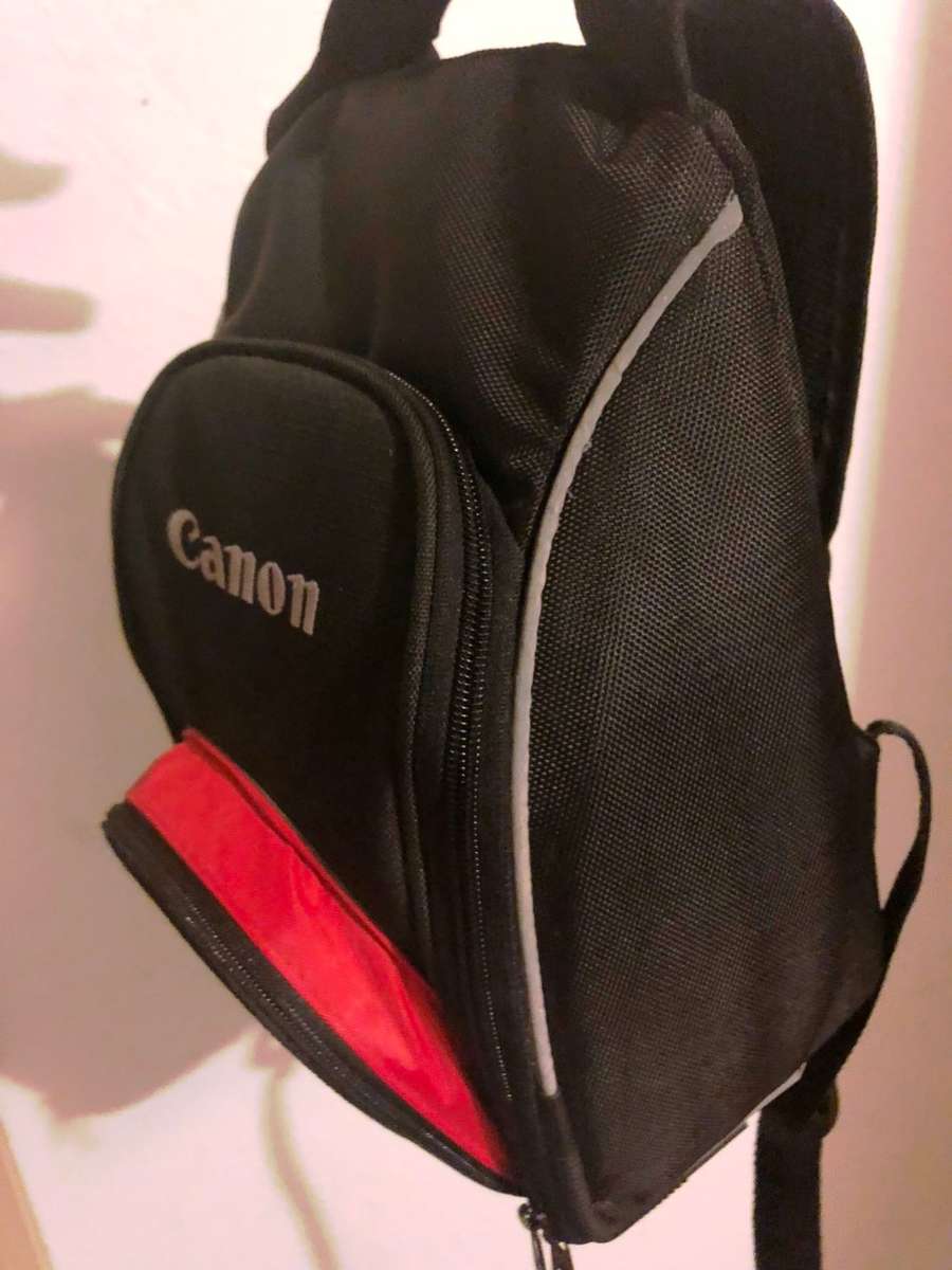 Canon EOS 1300D with CANON 18-55MM in EXCELLENT CONDITION WITH CANON CAMERA BAG