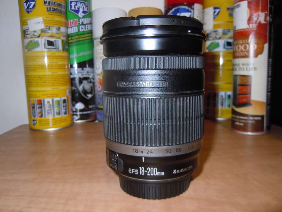 CANON EF-S 18-200mm f/3.5-5.6 IS IN EXCELLENT CONDITION