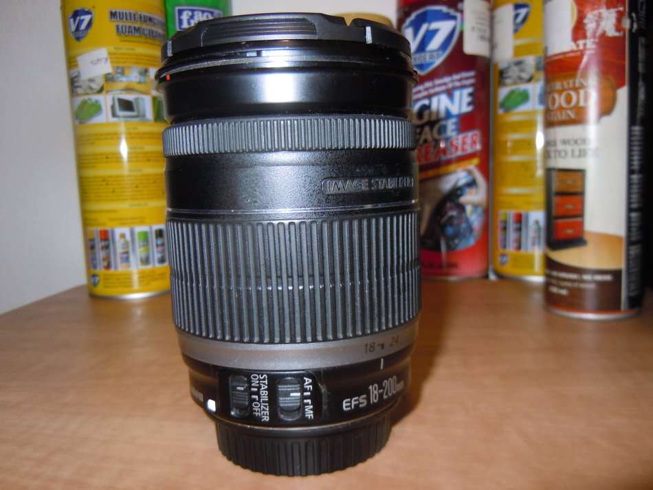 CANON EF-S 18-200mm f/3.5-5.6 IS IN EXCELLENT CONDITION