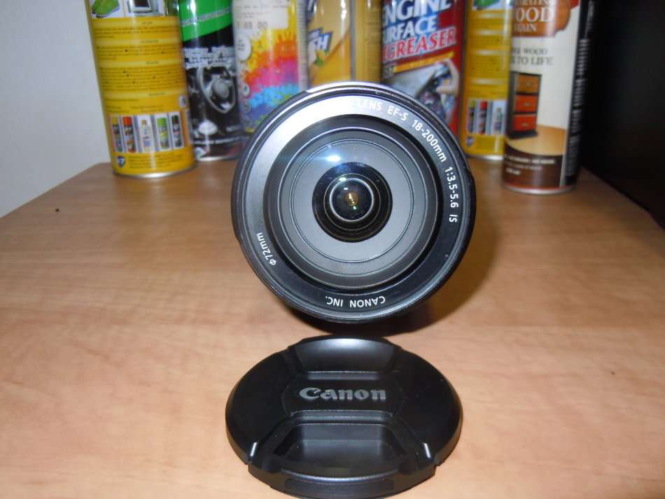 CANON EF-S 18-200mm f/3.5-5.6 IS IN EXCELLENT CONDITION