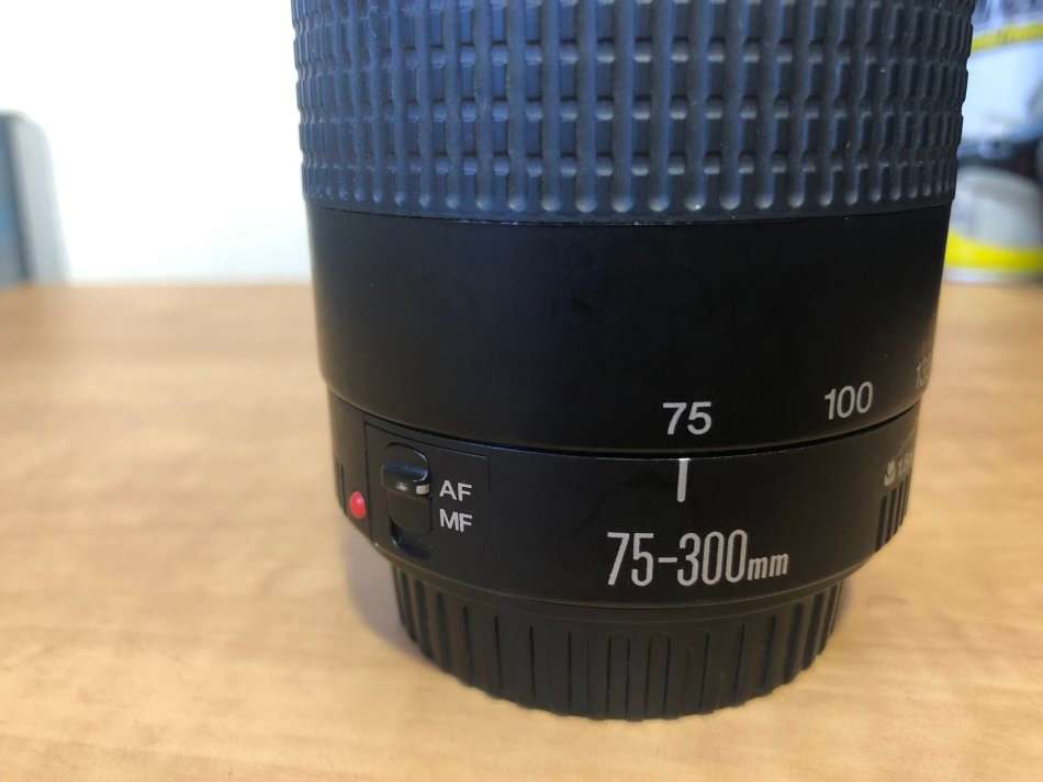 CANON EF 75-300MM ZOOM LENS IN VERY GOOD CONDITION