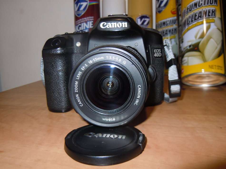 Canon EOS 40D 10.1MP DSLR with EF 18-55mm Canon Zoom Lens , 4GB MEMORY CARD IN EXCELLENT CONDITION