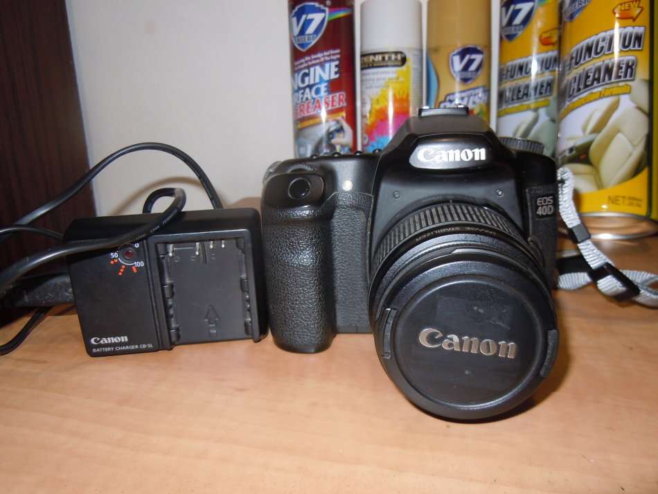 Canon EOS 40D 10.1MP DSLR with EF 18-55mm Canon Zoom Lens , 4GB MEMORY CARD IN EXCELLENT CONDITION