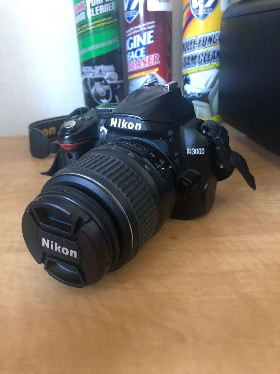 NIKON D3000 WITH 18-55MM ZOOM LENS IN VERY GOOD CONDITION