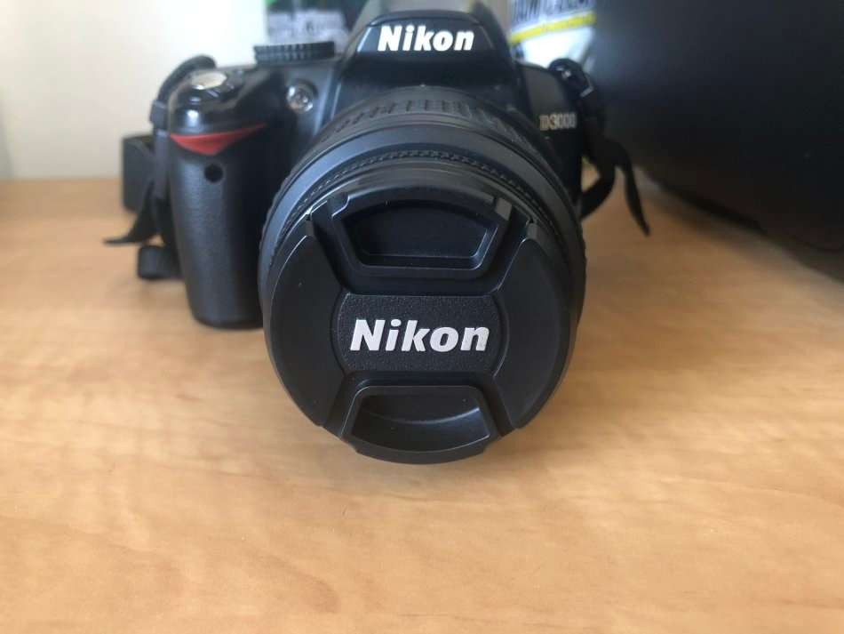 NIKON D3000 WITH 18-55MM ZOOM LENS IN VERY GOOD CONDITION