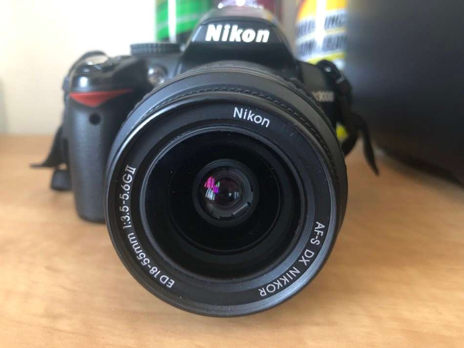 NIKON D3000 WITH 18-55MM ZOOM LENS IN VERY GOOD CONDITION